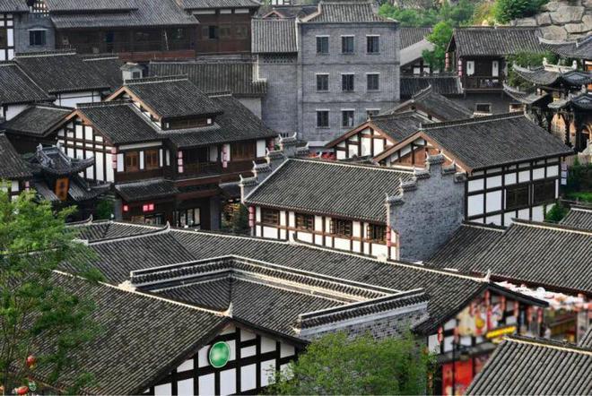 养鸡人乘坐山地车喂鸡,省时又省力